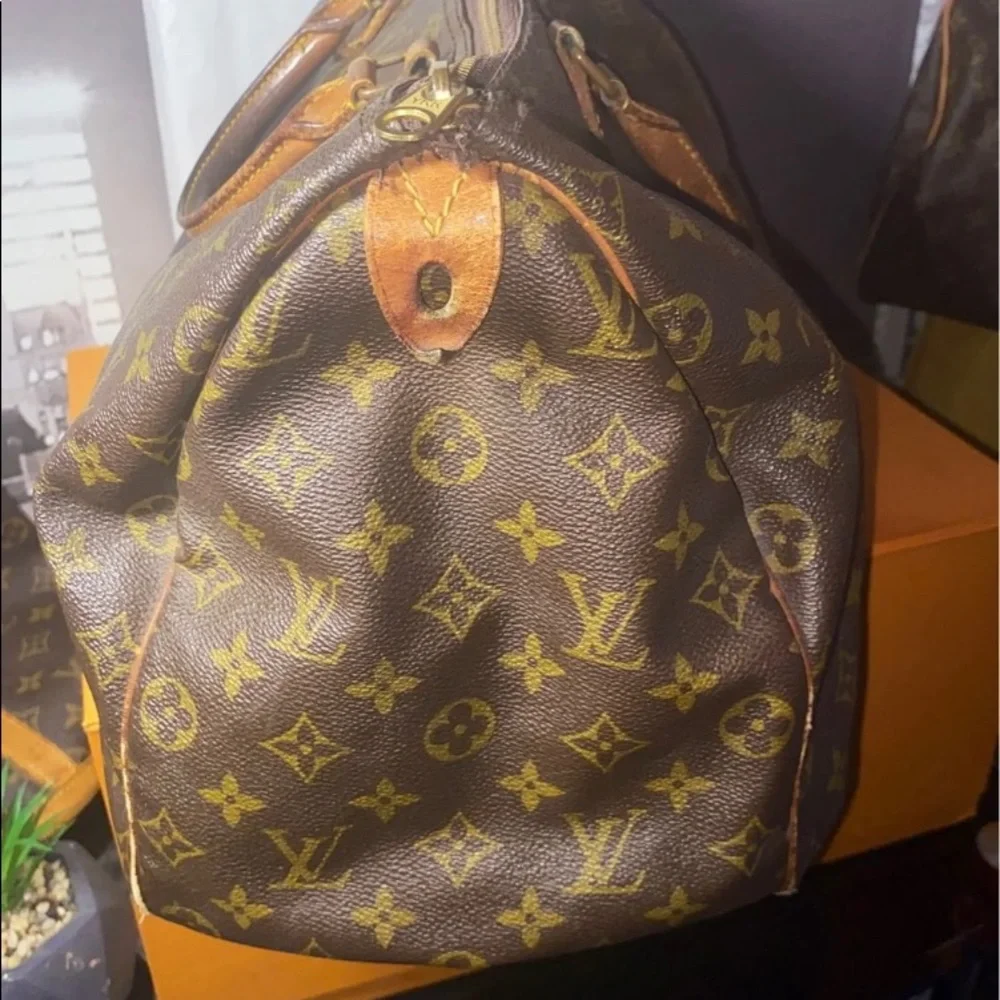 Authentic Louis Vuitton Monogram Speedy 40 - Picture 5 of 12